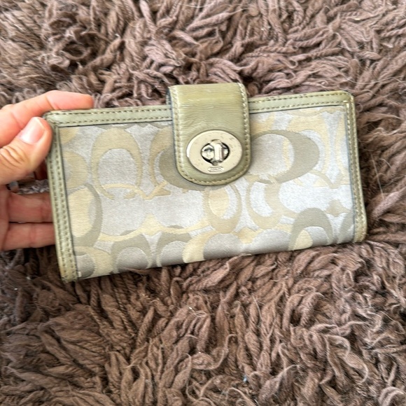 COACH Silver/Gray and tan signature Turnlock wallet with purple lining - Picture 2 of 13